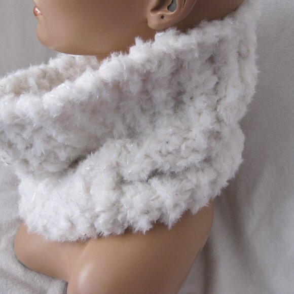 New Handmade White Faux Fur Infinity Scarf/Cowl/Neckwarmer - Picture 7 of 9